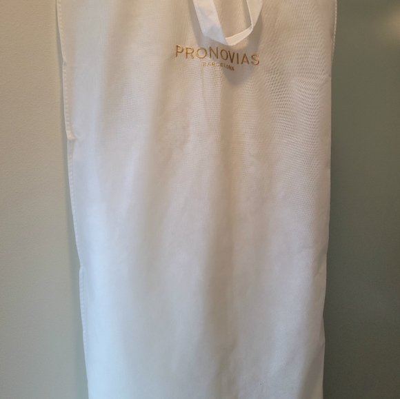 I'm selling a wedding dresses - Picture 8 of 11